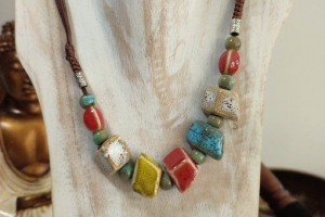 Bijoux de corallie  collier carrés multicolores